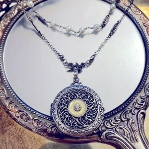 Gorgeous Vintage diffuser locket